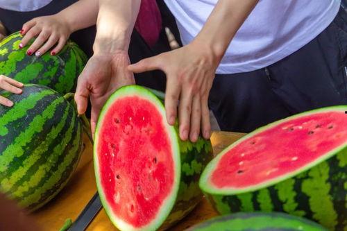 吃瓜爆料大学课桌,吃瓜爆料下的校园生活点滴